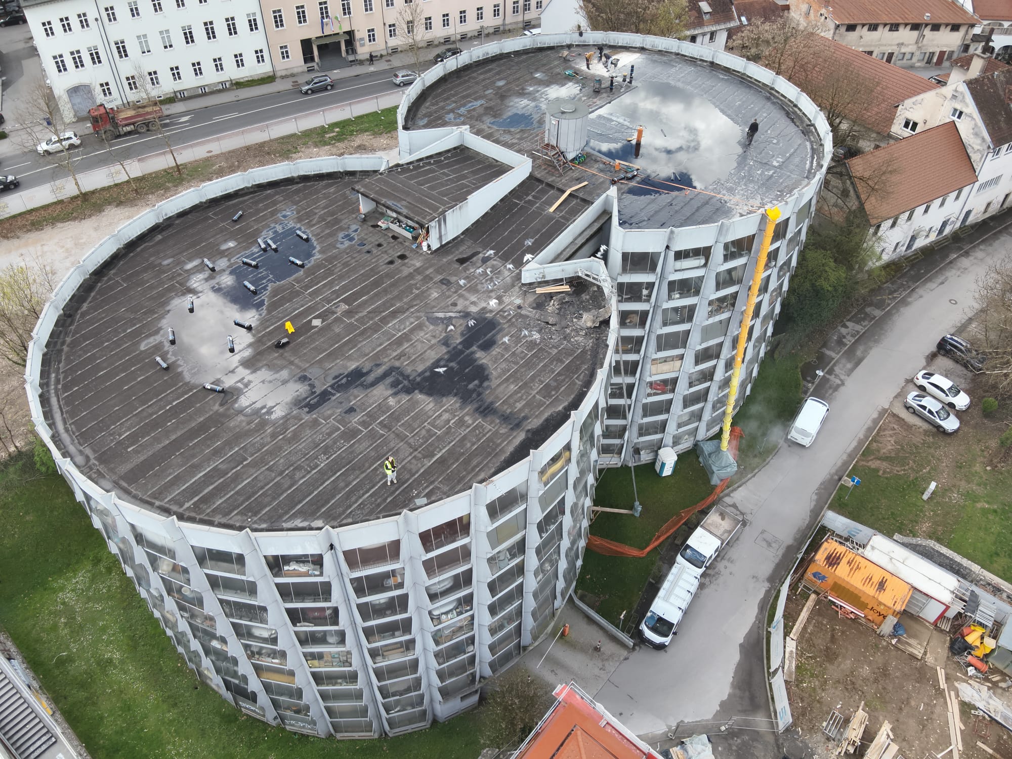 Streha pred sanacijo — vidne poškodbe kritine